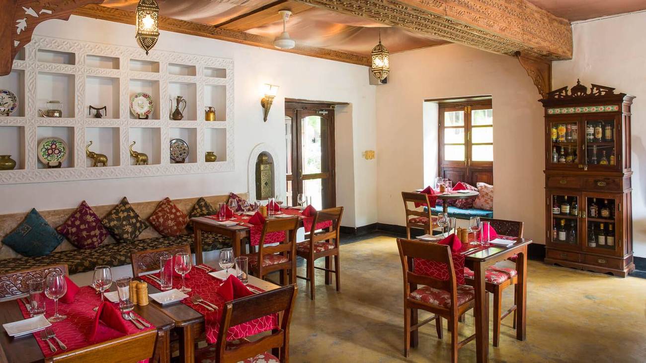 The restaurant with antiques and carved niches